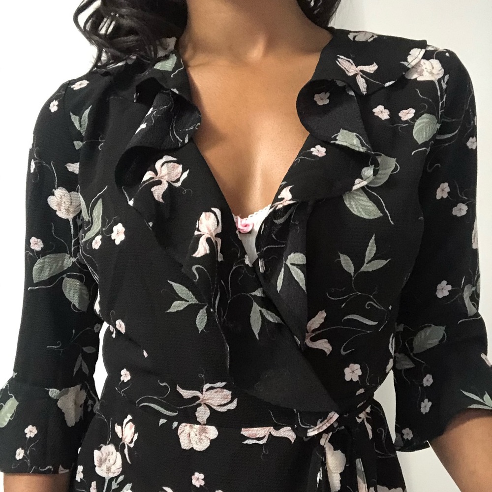 TIE UP BLOUSE - Picture 2 of 4